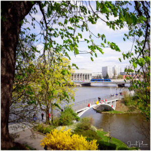 Mkną po szynach niebieskie tramwaje